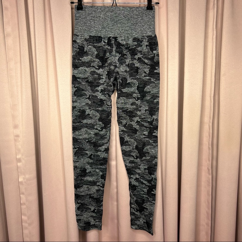 Seamless camo scrunch butt legging
